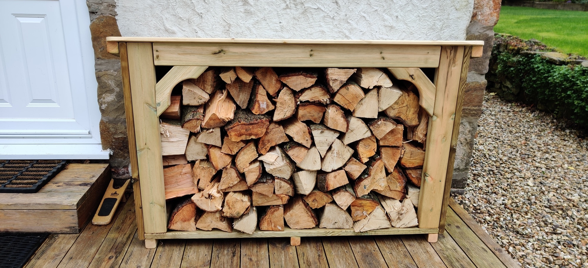 La tienda de troncos Coppice ofrece un espacio de almacenamiento ideal para troncos de madera